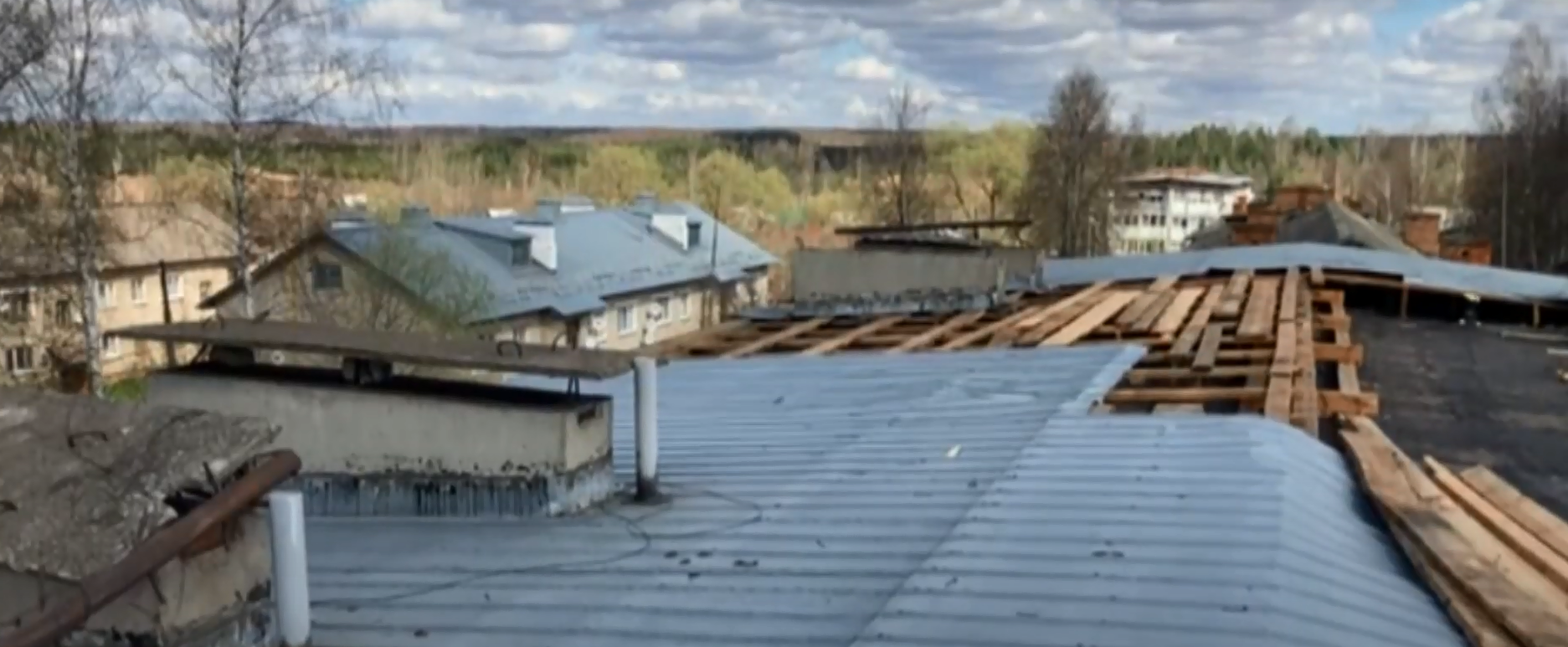 Крышу дома в поселке Хмельники капитально отремонтируют в 2022 году