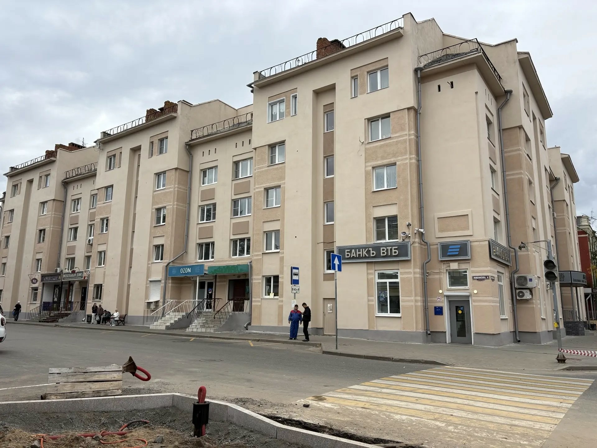 В Рыбинске обновляют фасад многоквартирного дома в центре города