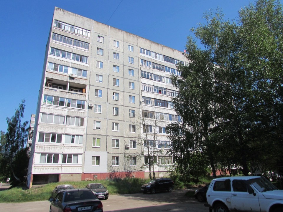 В Ярославле ведется капитальный ремонт крыши дома на улице Звездной